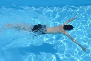 persona nadando en piscina